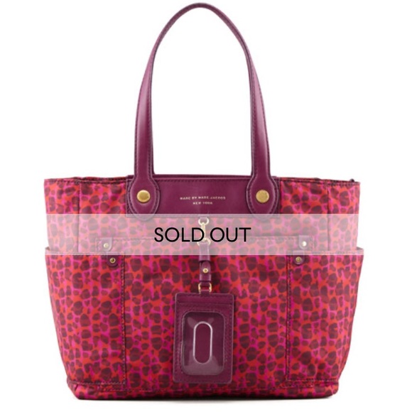 SOLD OUT Bergdoff Goodman Marc Marc Jacobs
Isa-Print Clara Tote - Picture 1 of 15
